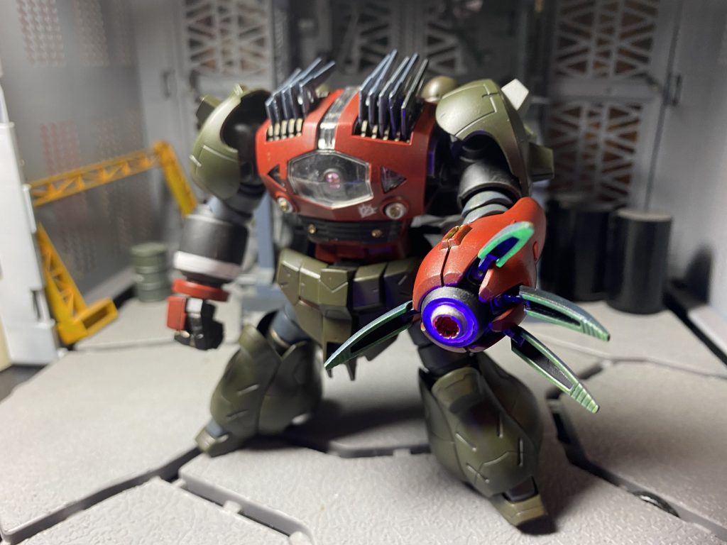 ズゴックEから拝借した左腕の爪とビームカノンはブラックライトで発光仕様