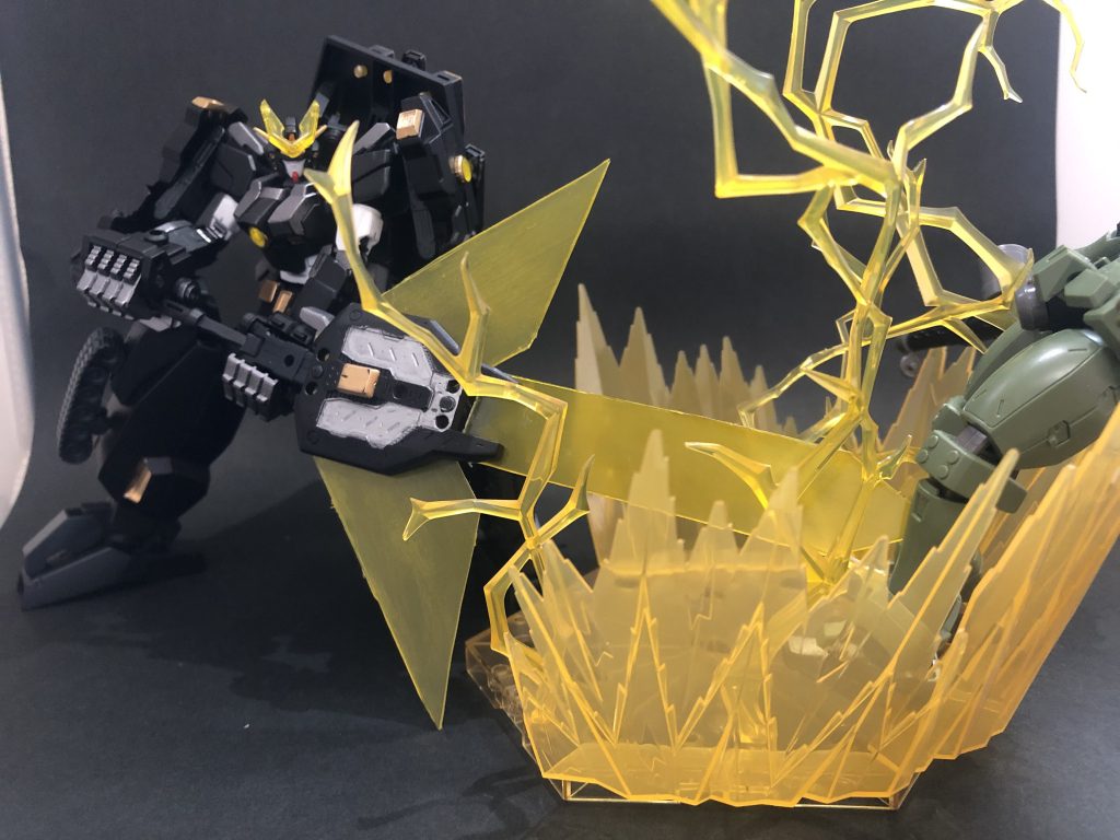 必殺技その3
## 『疾風迅雷斬』
武建雷の剣と斧を同時に展開し、落雷のような神速の一撃を喰らわせる技。
他の必殺技に比べ威力は低いが、最も技の出が速く、溜めの時間も短いので連発が可能。
敵地に落雷が頻発した場合は、大体この技の連発が原因である。
そして玄武も変形!