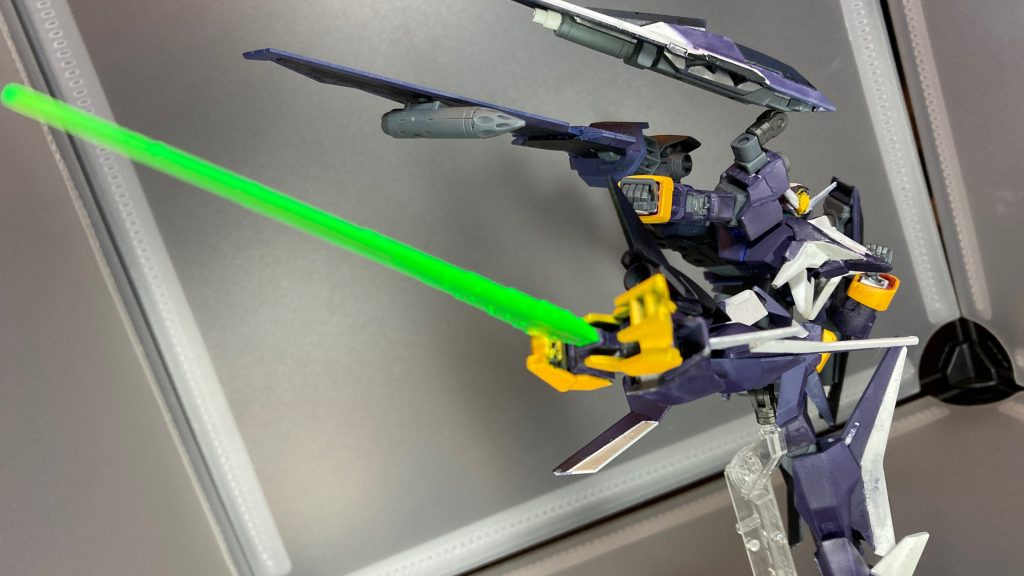 大型ビームサーベル
機体足裏部分に直接接着されており、脚部を大きく振り上げて攻撃。
「斬る」よりも「突く」というイメージですね。