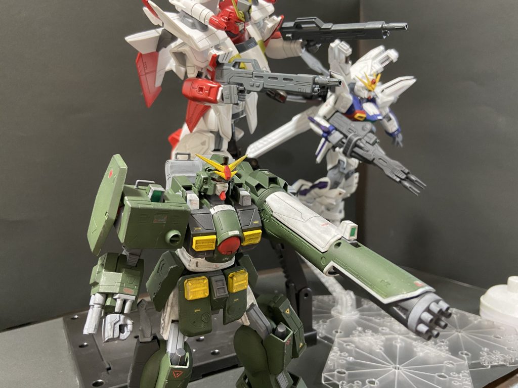 三機ともエアブラシによる全塗装になります。塗装初心者ですが頑張りました!
MGガンダムXと並べても違和感ない様にエアマスターとレオパルドの改造を行いました。