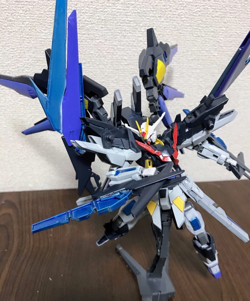 ドラグーン射出時は持ち手の部分をトンファーとして使うことも可能。鋭い刃を備えたドラグーンで相手を牽制、その隙に一気に接近して殴る!と言った感じの運用方法を想像してます