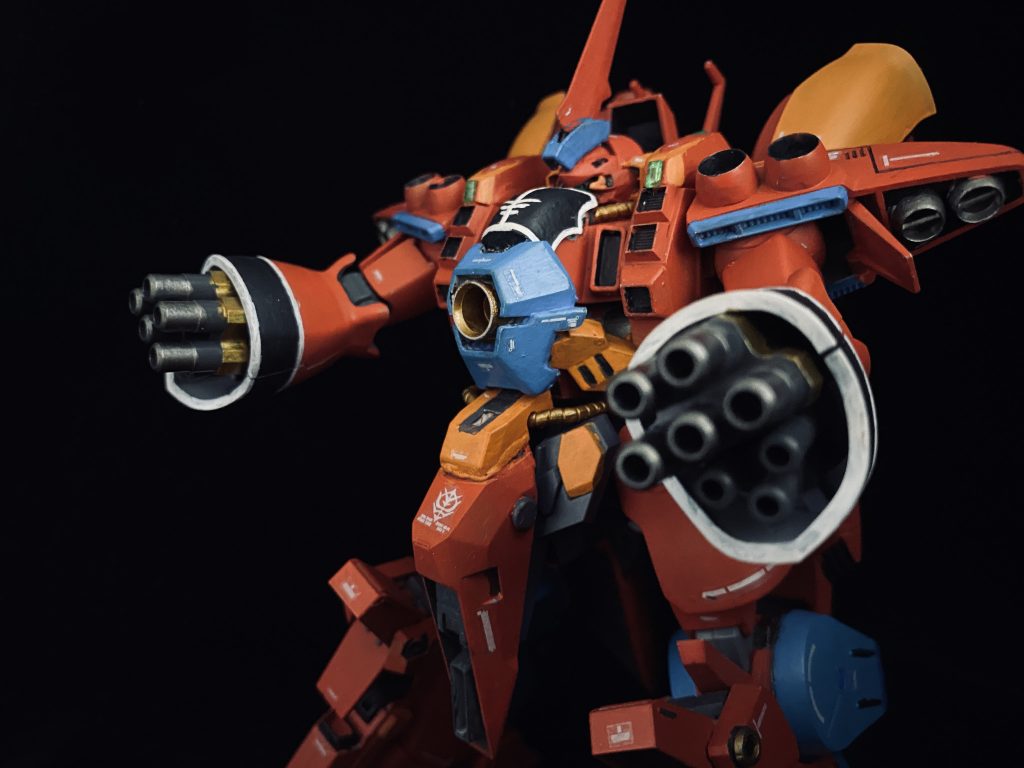 腕は3連装ビーム・キャノンと5連装ビーム・キャノンを使い分ける形。
胸はお馴染みのローゼンズールの盾からえぐりとったメガ粒子砲を装備。