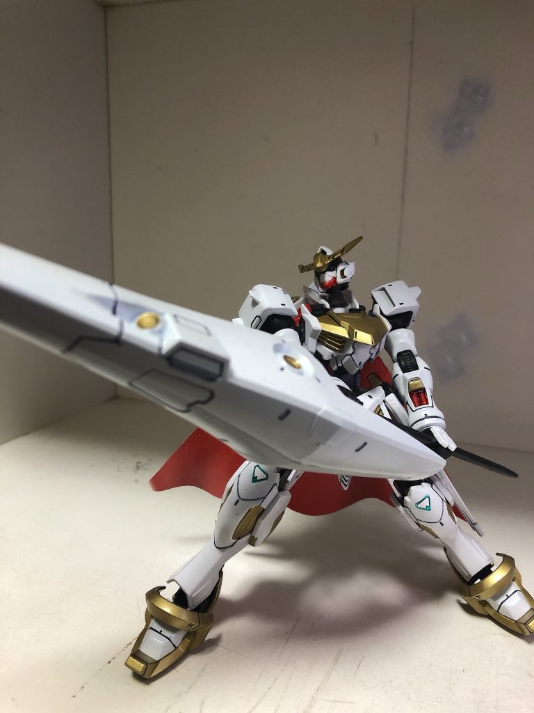 サンライズ立ち。大型ランスもキマリストルーパーから取ってきました。キマリスのものでも良かったのですが、こちらの方がよりゴツくてバルバトスに似合いそうだと思い採用しました。