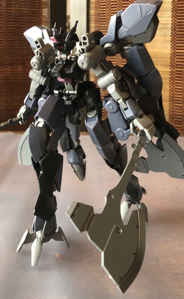 グレイズ・アインとウヴァルを一機ずつ買おうとすると予定外出費になるので急遽余ったグレイズ・アインの肩を使用しました。