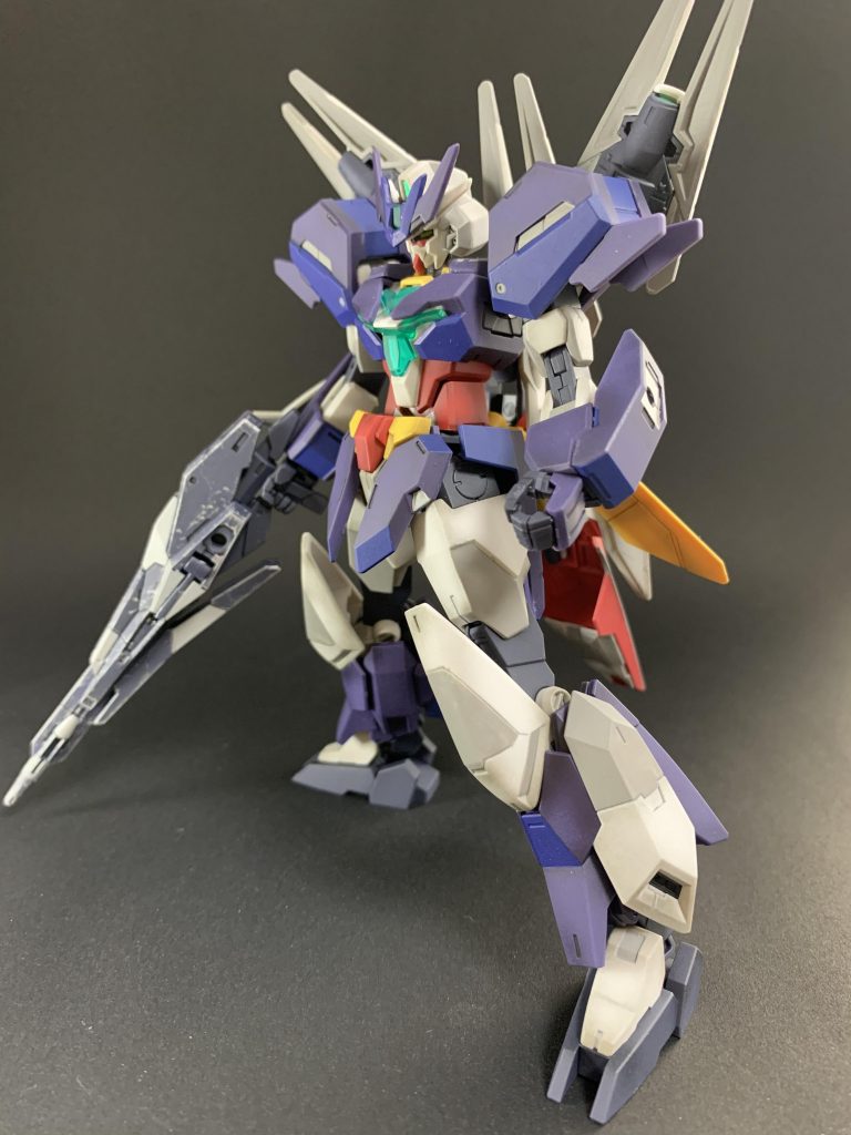 白いパーツにはグレー。紺のパーツにはブルーで差し色を入れ、リアルグレードのような情報量の多さを狙ってみました。わかりにくいでしょうか・・・