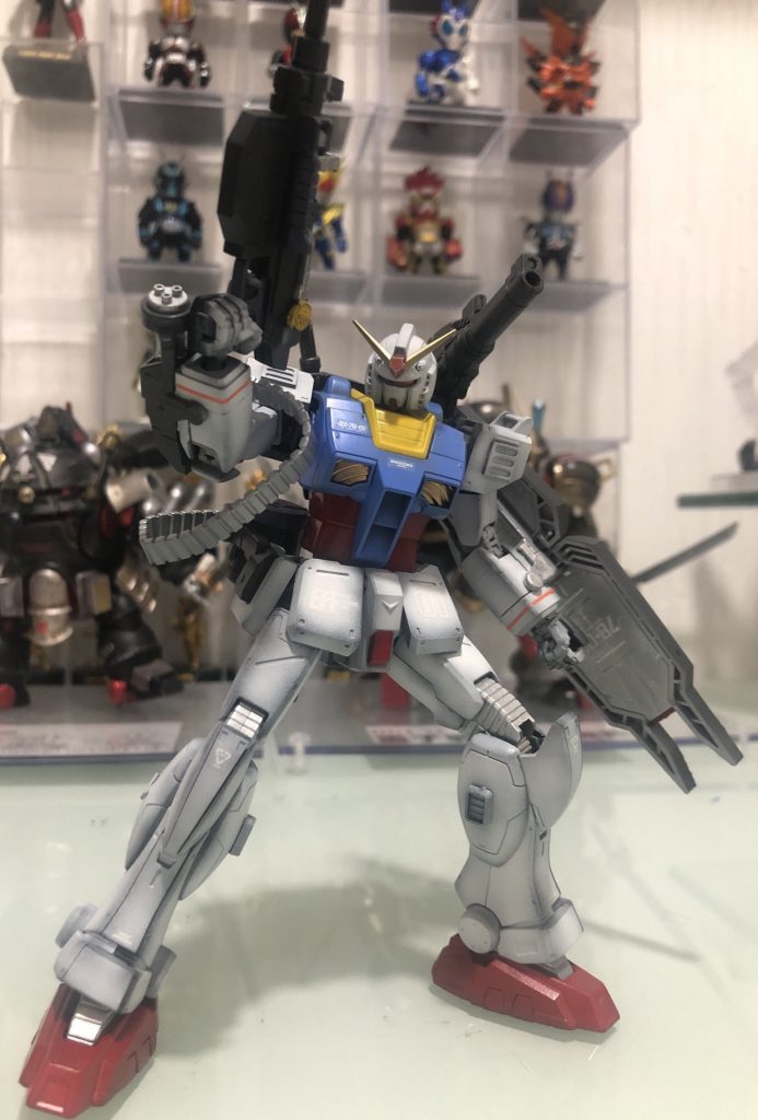 フロントスカートは左右で独立可動できるように加工しています。
かなり動く良いキットで遊べました！RX-78-02と言いつつちゃんとフロントスカートとボディに01のデカールを貼っています！笑