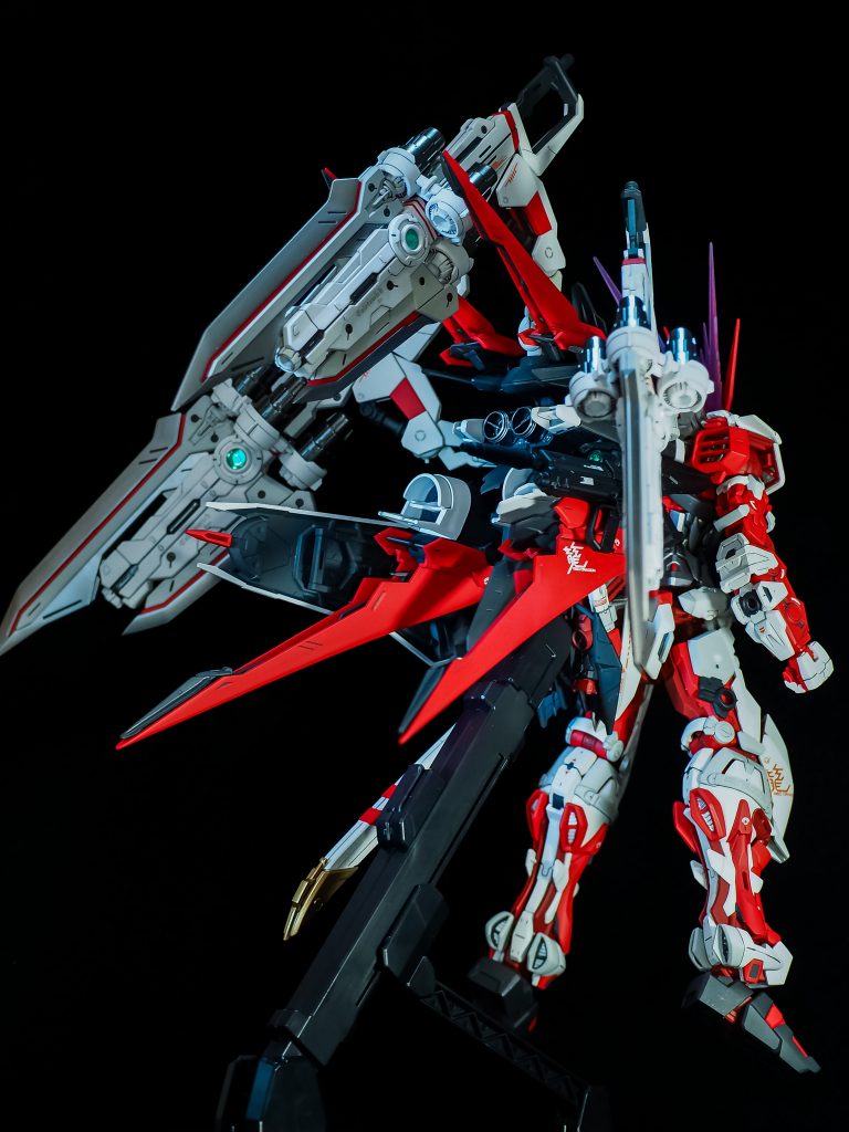 バックショット
ゴテゴテ感がすごいですね笑
カレトヴルッフの中央の丸モールドは、グリーンのホイルシールを貼るのみなのですが、それだと少し味気ないので、5.5mmのHアイズを入れてみました。