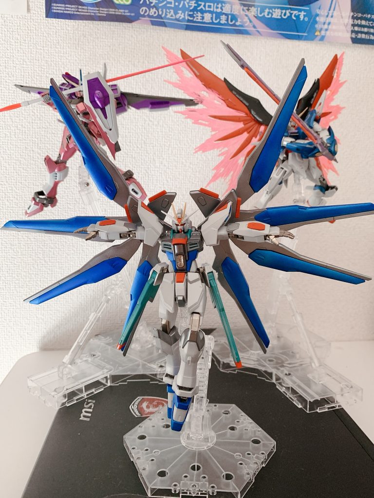 こんな感じで3機並べるのもなかなか良いです(^ω^)
どのキットも基本2000円前後なので揃える楽しみもありで満足。
マスターグレード基本5000円くらいと考えればなんかその値段でこの三機揃えれるとかお得感たまらないですw