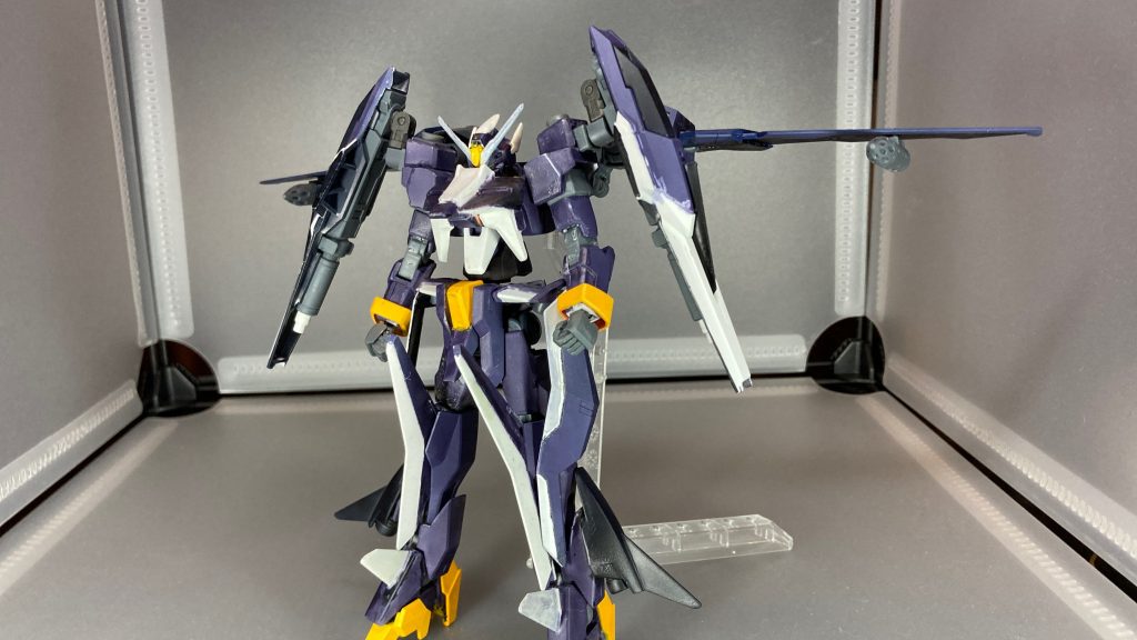 正面。背中のウィングと肩のスタビライザーが目を引きますね。