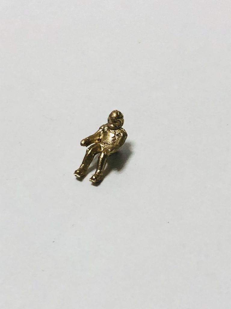 パイロットは旧キットの1/100ヴィクトリーガンダムから拝借し、金色で塗りました。