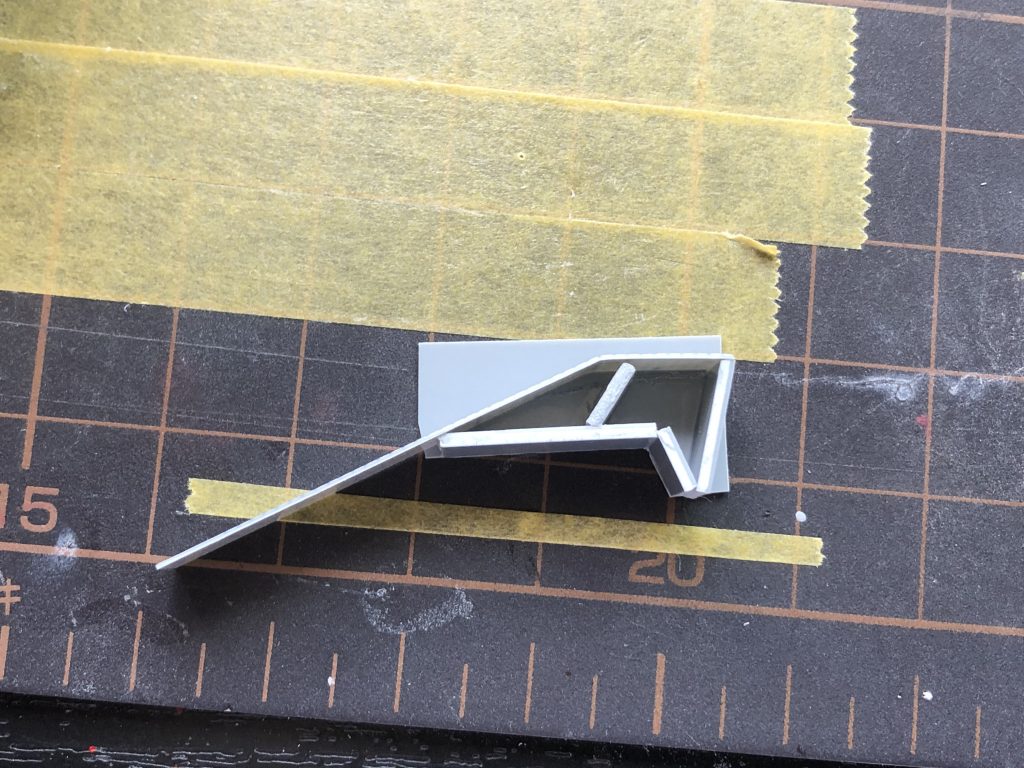 肩はプラ板箱組み。