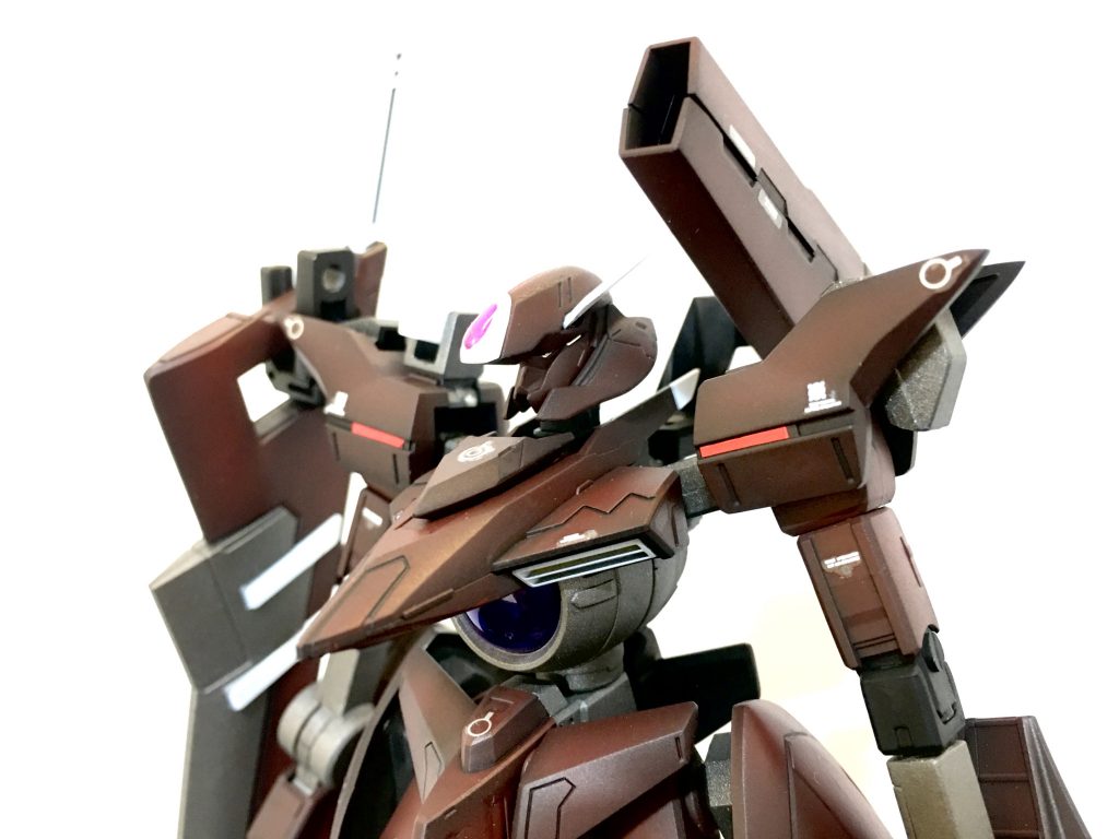 肩もツヴァイのものを利用。
頭部のVアンテナはプラ板から新たに製作しています。
4つ目のガンダム。。ホントに異形です。
が、
この独特さが好きですね。