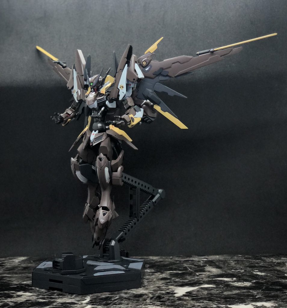 300年だ‼︎もう休暇は充分楽しんだろ‼︎
さぁ、目覚めの時だ‼︎
はい‼︎あのシーンです‼︎w
翼はスクランブルガンダムの翼を使用し、後はグリムゲルデのパーツを追加装甲として取り付けました