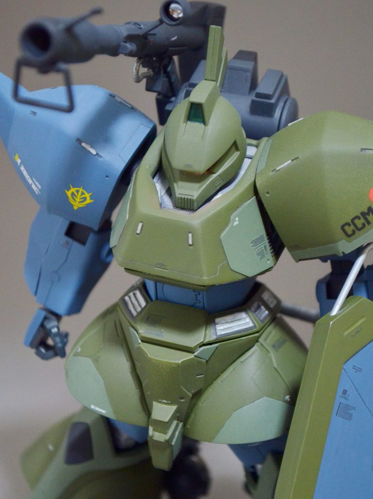 思いっきりバストアップ。シールドに負けないように本体のボリュームもアップしました。ダクト周辺の辻褄を合わせるのが大変でした。。
で、キャノンは、設定的にドムのような気がしたんですが、MGを流用するとバランスが悪い気がしたので、HGから流用して作りました。