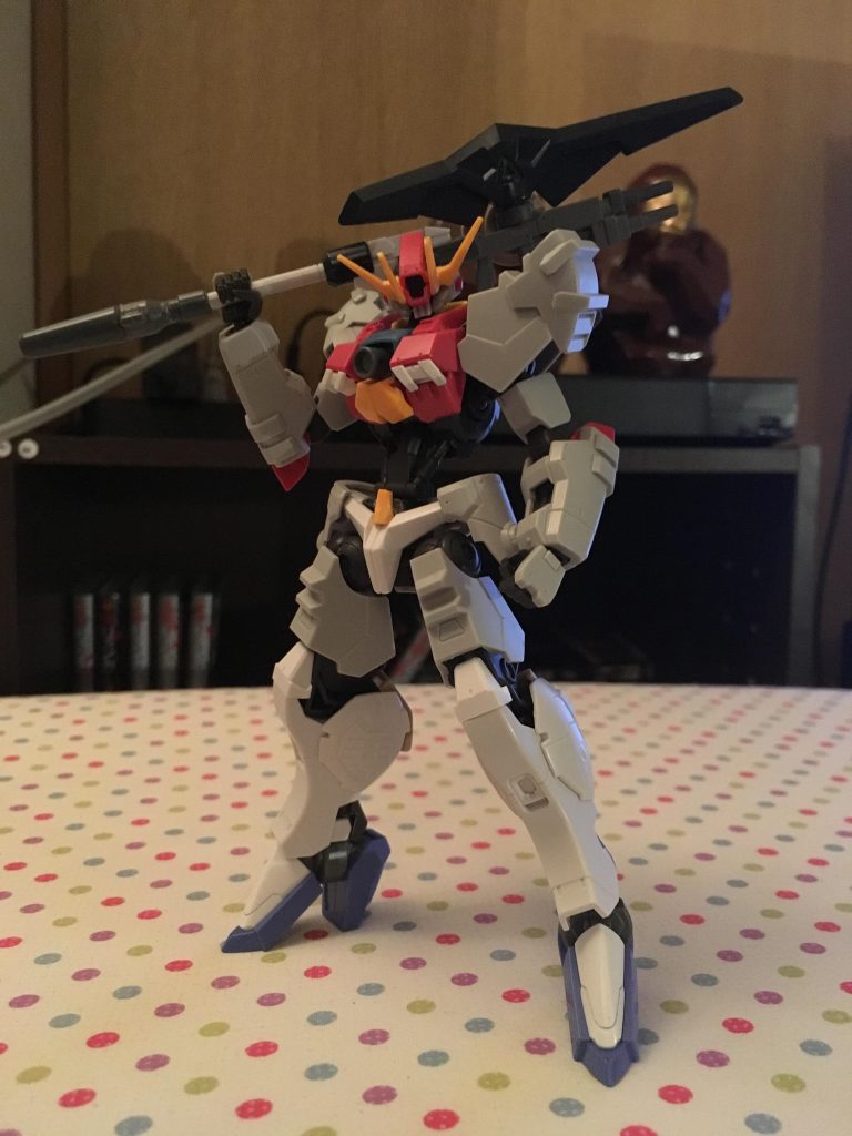 初期案。「鉄血版仮面ライダー」のイメージでミキシング。この時点で形は大部分まとまっていました。手に持っている武器は仮面ライダーの武器のような可変機構持ち(アックス、マシンガン、ライフルの3形態)でしたが、改造の過程で採用を取り止めました。