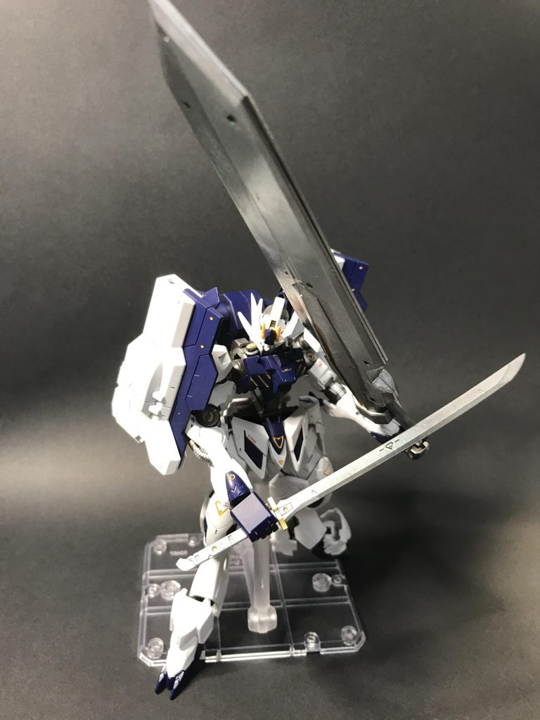 主要武装は「突く・切る」事を目的とした小剣と、「叩く・潰す」事を目的とした大剣。