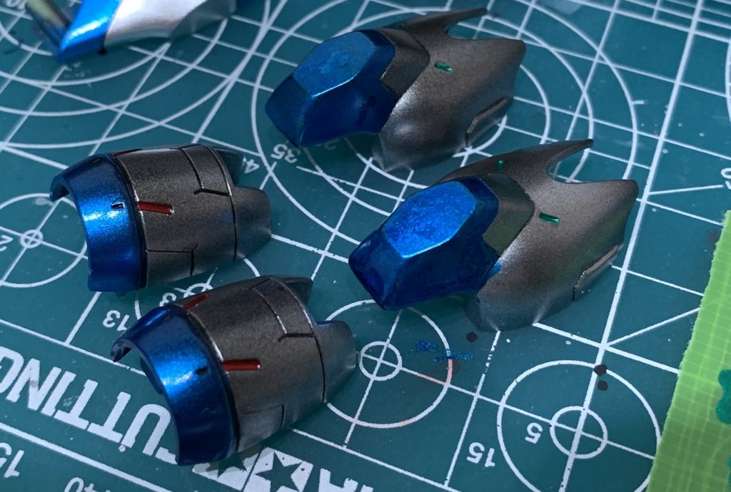 左腕側は水性ホビーカラー、右足側はガンダムマーカー、ガンダムマーカーの輝き凄すぎ