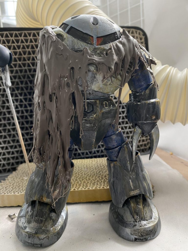 ちなみにシーリング剤は、型取りめんどいので、ポリエチレン製のラップをかけて上からダラダラと、いい感じになるようにたらしていきます。
シーリング剤は、セメダインの「超多用途シール　スーパーシール　アンバー色」です。
シーリング剤はポリエチレンにくっつかないので、かわいたらペリペリと、きれいに剥がせます。
ツヤツヤですが、艶消し吹けばそれなりに消えます。
ティッシュマントよりはそれっぽくなると思うので、オススメです。