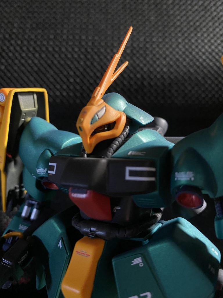 モノアイ部はキットだとモールドのみですが、一度くり抜き、内部にボールジョイントを利用した可動部を設け表情付け出来るようにしています。