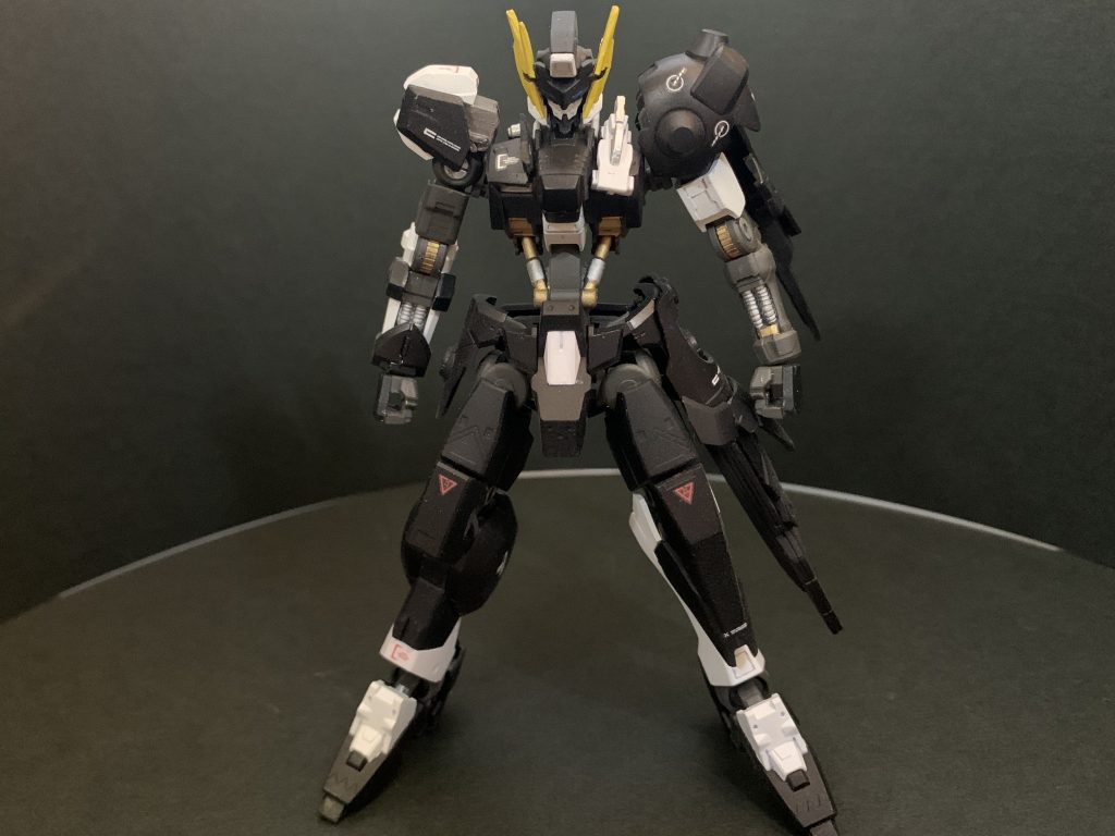 正面
全体的にウヴァルの特徴であるアシンメトリーなスタイルはそのままにジャンクパーツ等で各部分に手を加えました
バランスのとれたアシンメトリーを目指して制作しました
頭部はウヴァルをベースにキットの余剰パーツであるアスタロトオリジンのフェイスに変更してアンテナもアシンメトリーになる様に左右で本数を変えています
腰部分で3mm程ランナータグで延長しています