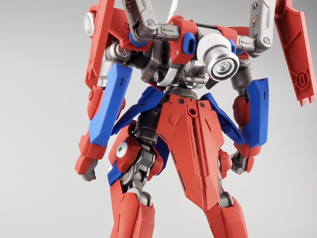 流星号のバックパックに穴を開け真鍮線を通しバトルアームアームズを接続、そこにグリムゲルデのヴァルキュリアシールド接続した。