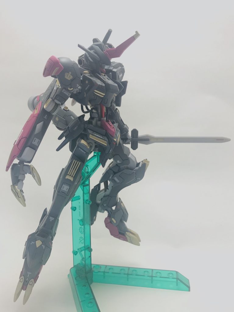 鉄血のガンダムフレームは腹を伸ばすとカッコよくなりますね。今回はパイピングもやりました。