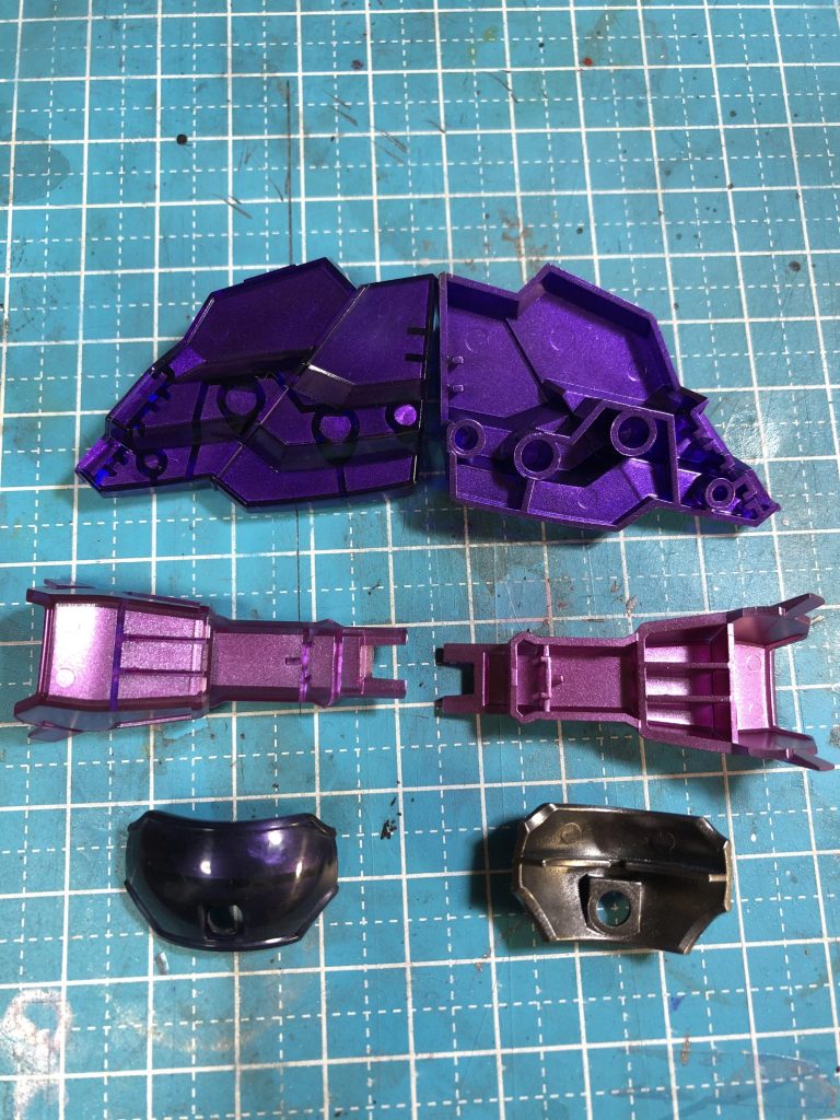 左、表面 右、裏側塗装面
上から GXカラーメタルバイオレット
GXカラーメタルパープル
ガイアカラー スターブライト
アイアン