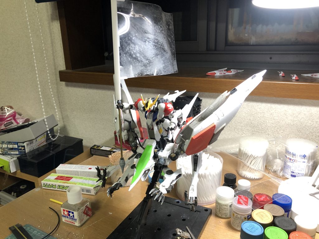 カラーレシピ
 
1500サーフェイサー→ブラック(ク)で下地塗り
 
白→クールホワイト(ク)100%
 
グレー→クールホワイト(ク):ニュートラルグレー(ク):ブルー(ク)=8:1:1
 
赤→ブラック(ク)→シルバー(ク)で大理石風塗装→クリアーレッド(ク)
 
青→コバルトブルー(ク)
 
黒→ブラック(ク):ニュートラルグレー(ク)=8:2
 
ゴールド→ブルーゴールド(ク)→クリアーオレンジ(ク)
フレーム→マホガニー(ク):ブラック(ク)=9:1
 
旗→黒下地→シャインレッド(ク)→シルバー(ク)で鉄華団マーク塗装