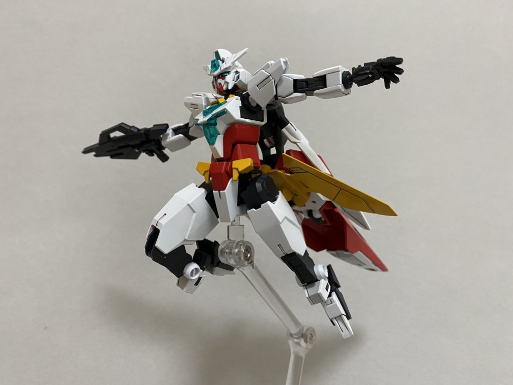 コアガンダムII
白を基調としながらも、クリアパーツや大型のバックパックを備える異形のガンダムですね
コアガンダムがカワイイ系ならこっちはいかつい系です