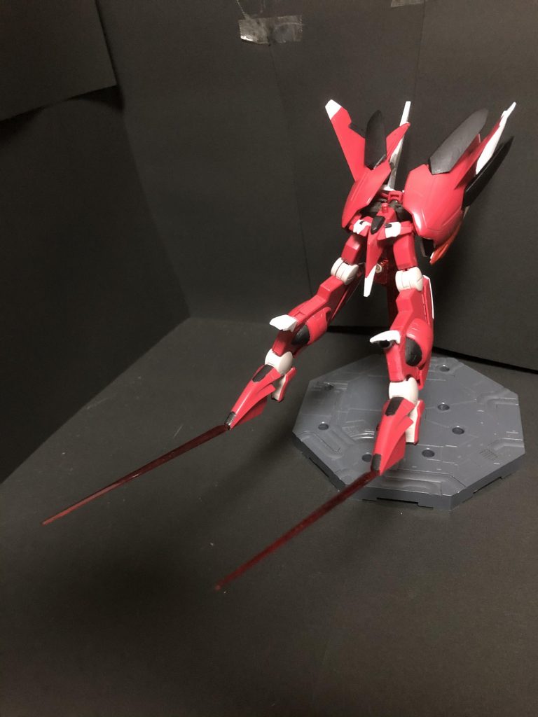 Gモス
下半身が分離した形態。
つま先からのビームサーベルを主な武装としている。ファングの射出口はスラスターになり常に高機動を保つ。
モチーフは蚊 名前のモスはモスキートから取っている。