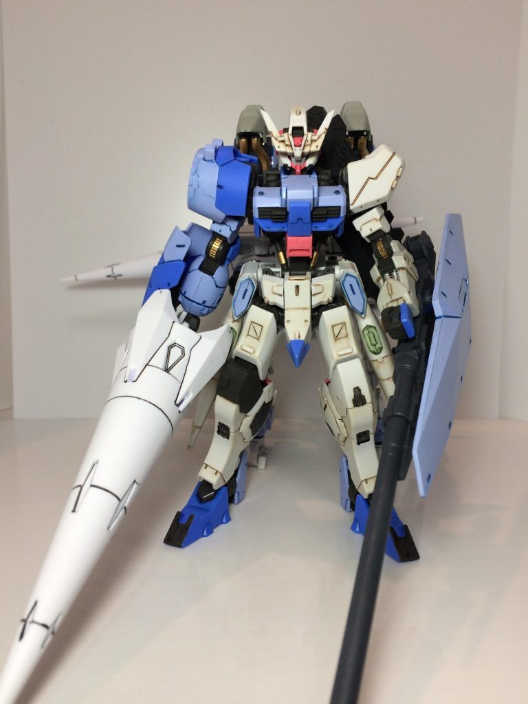 トルーパーpackを装備した姿です。
二本のゼルトザームアームはサブアームとして攻防両方で活躍し、アスタロトの機体性能を補完する役割を果たします。
トルーパー部にはスラスター増設し、サブアームで増えた重量でも高機動性を発揮する、という設定です。
トルーパーなので、やはりランスと射撃も兼ねた盾を装備!