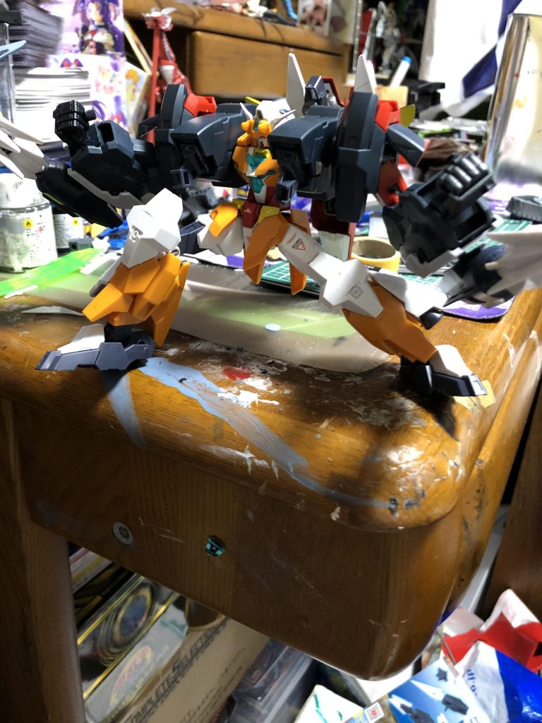 いかんせん上半身が重すぎるので下半身の間接という間接を瞬着で太らせたのでかなり丈夫になってます。

手は極め手の恐らく1/100サイズを使ってます。