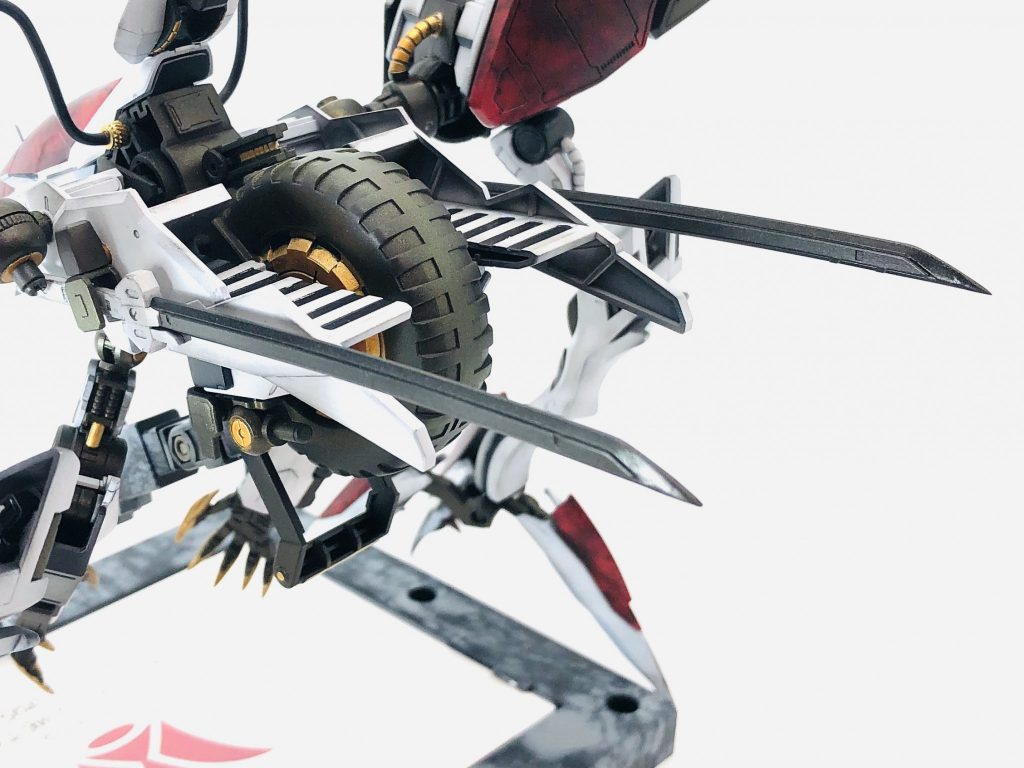 太刀×2
これまでバルバトス用に作られた太刀を側面に納刀。戦局に応じて武器を替える接続部は引き出し式になっているほか、サイドアーマーに干渉しないように設計しました。