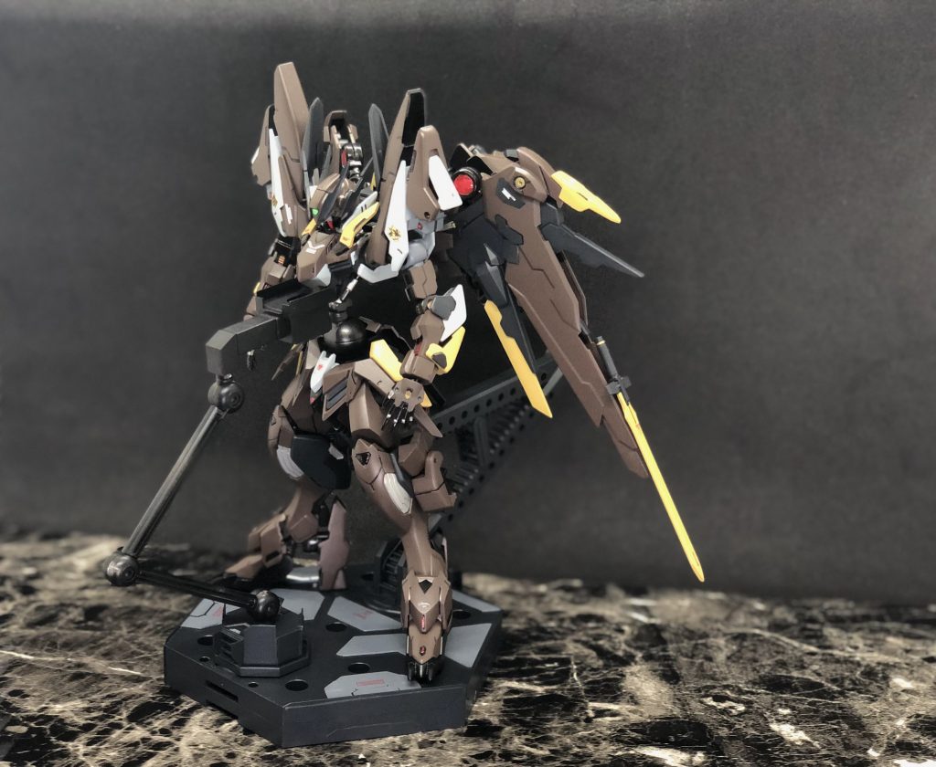 モビルスーツデッキでのフェニックス
台座は2枚瞬着でガッチリ付けて高さを上げました‼︎
ちょいとプラ板などでもディテール追加してます