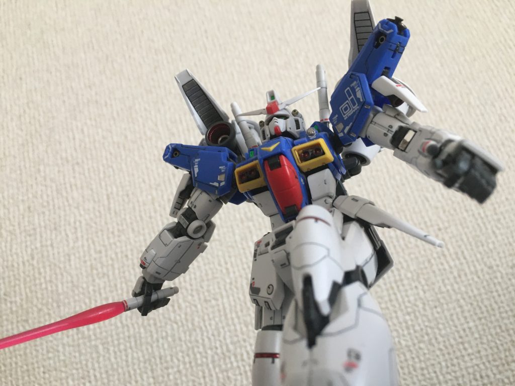 陸戦型と比べて至るところにバーニアが増設されたこともあってボリュームあるシルエットに
個人的にゼフィランサスは顔の形がとくに気に入ってます