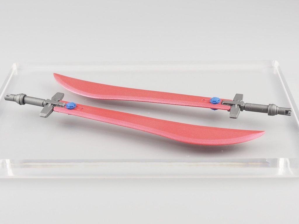 『カネサダ』
武器はこの２刀のみ。ヒートブレードになっており斬りつけて熱で溶かす。
また、宮本武蔵の二天一流にかけてブレードの連結も可能