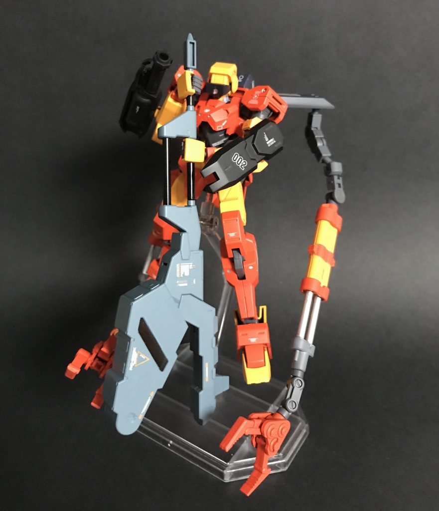 「こちら2号機。対象を確認。これより回収作業に入る。」
「了解。この宙域はデブリが多い。接触に留意の上、作業されたし。」
バルバトスが装備していたレンチメイスは、テイワズの作業用器具であった…という設定です。