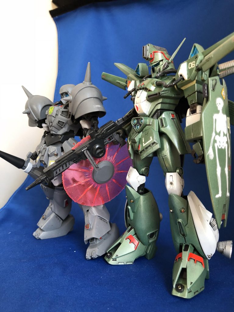 デナンゾン とツーショット　良キットなので、脚部延長のみの改造です。メインカラーはプロンズでエアブラシ。細部はガンダム マーカの筆塗りです