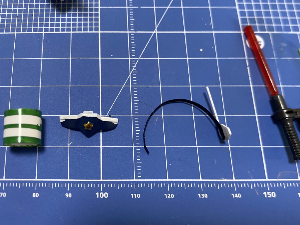 腕章、警笛の紐といった警官アイテムの他に、大好物のオペ子要素を足したくてネクタイやインカム等、色々と小物を作りました。