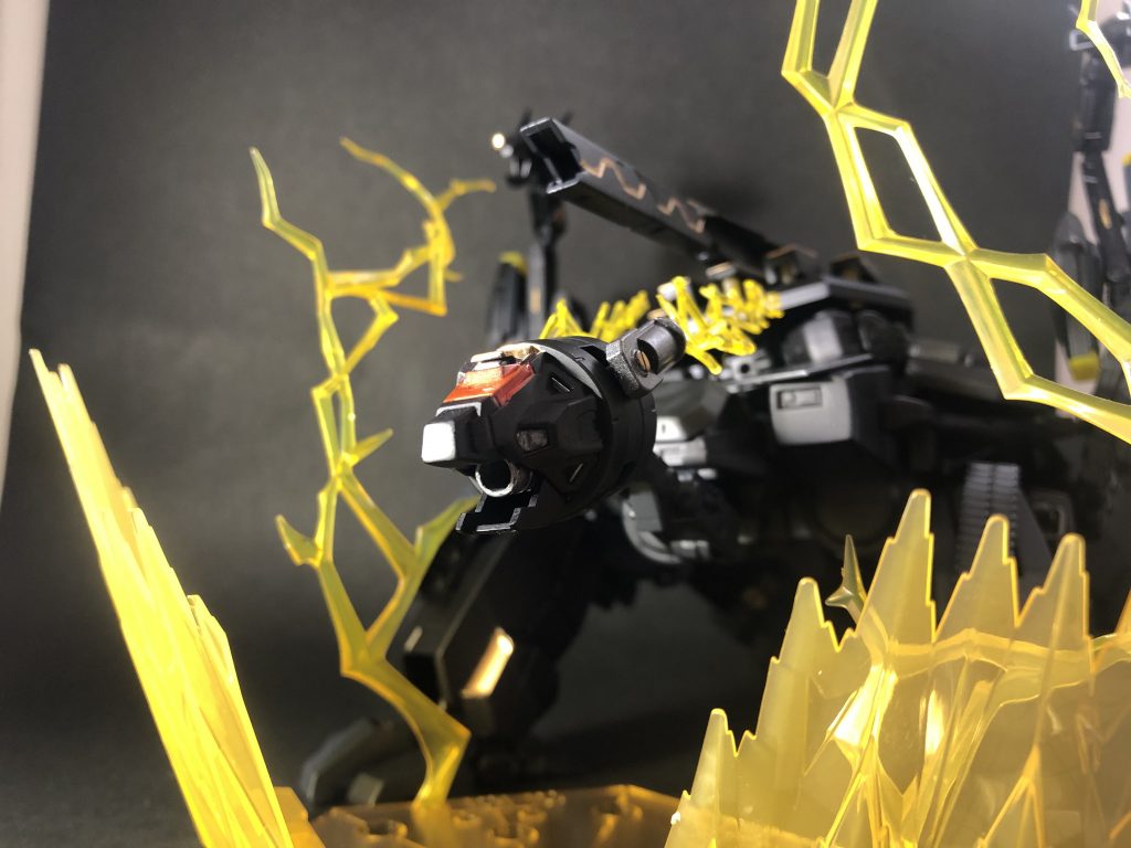 ****天雷、紫電、セット!フルバースト、くらえぇぃ!
動きは遅いけど硬いわ火力あるわで、ボスとして出てきたら面倒だろうなぁ…。
これぞ、拠点防衛用。(そういうコンセプトなの忘れがち)
と、ここで
戦車と合体したはいいけど、砲塔の部分はどこに行ったのか…?
答えはこちら↓