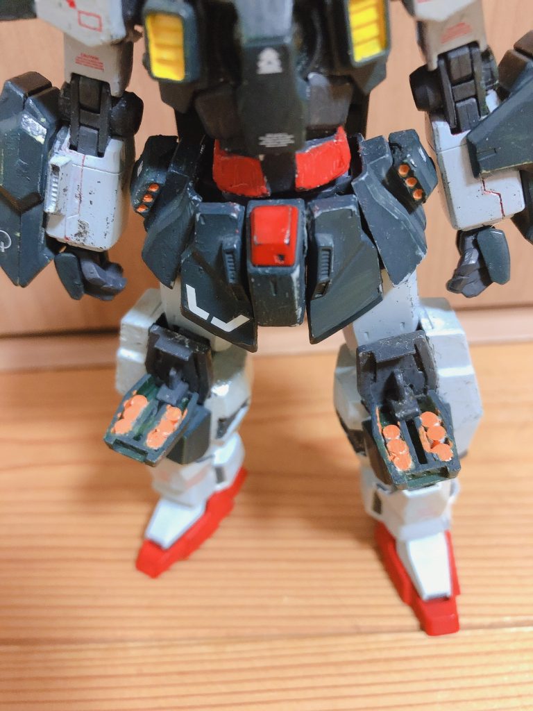 GNミサイルポッド
元の装備に比べ、小型のミサイルを多数搭載している。本機は、GNフィールド、粒子拡散に対応するため、実体弾武装を充実させている。