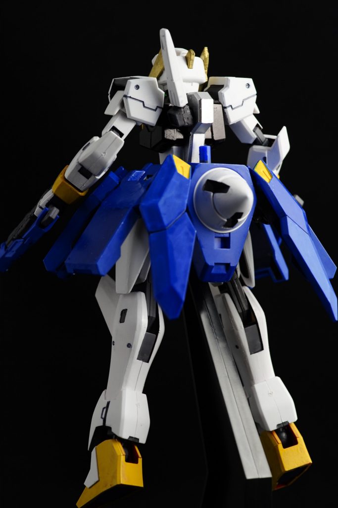 背面には補助的にGNビームサーベルを1本装備する。基本的な戦闘プランとしては、敵の接近を許さない装備となっているため、GNビームサーベルによる近接格闘はあまり想定されていない。敵との鍔迫り合いの前にGNビームピストルIIIが敵機を貫く。
CBのメカニック、シェリリン・ハイドは GNY-0042-874 ガンダムアルテミー をオマージュし、腰部にデザイン重視でスカート状の装甲を追加した。
華奢な本体のGNコンデンサの容量は多くないこと、バックパックユニットは火力に振っていることから、本機でのGNフィールドの使用は不可能である。そのためこの装甲にはGN複合装甲が採用されている。
なお、GNドライヴユニットの着脱および1号機、2号機への相互使用は不可となっている。
パイロットであるマリー・パーファシーはこのデザインを気に入っているようだ。