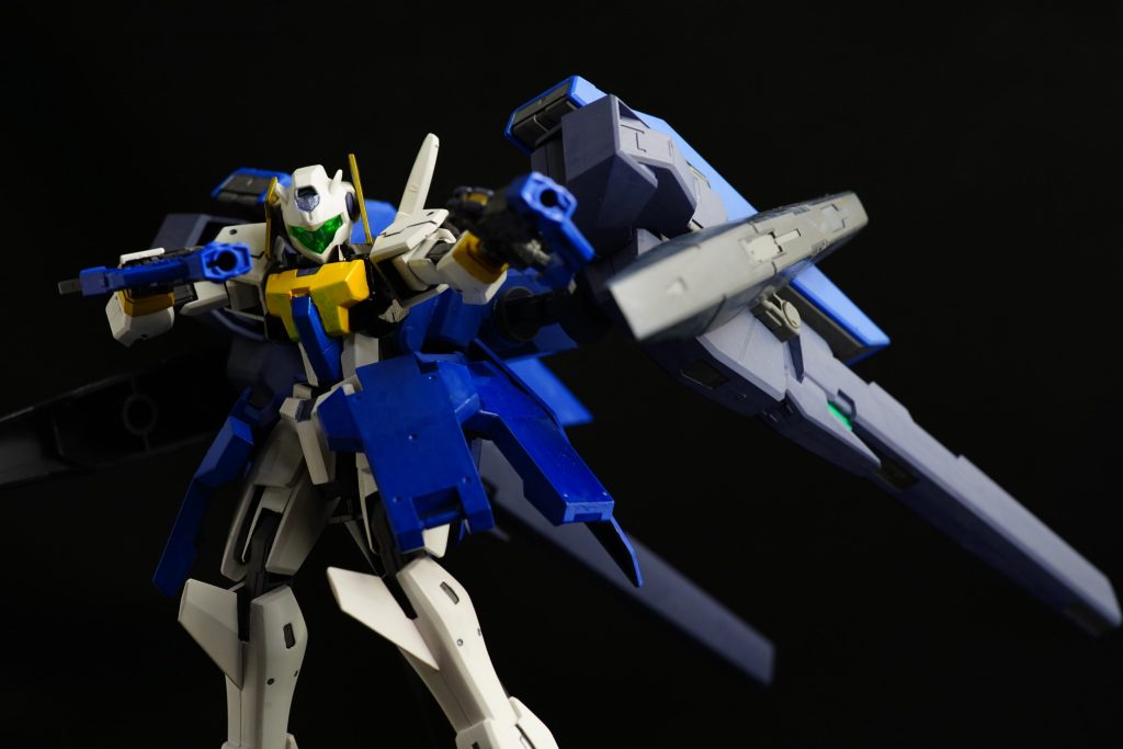 バインダー側面のスタビライザは可動し、その巨大なバックパックでの姿勢制御の一翼を担っている。
バックパックユニットは着脱可能だが、1号機、2号機にはアタッチメントがないため本機専用武装となっている。