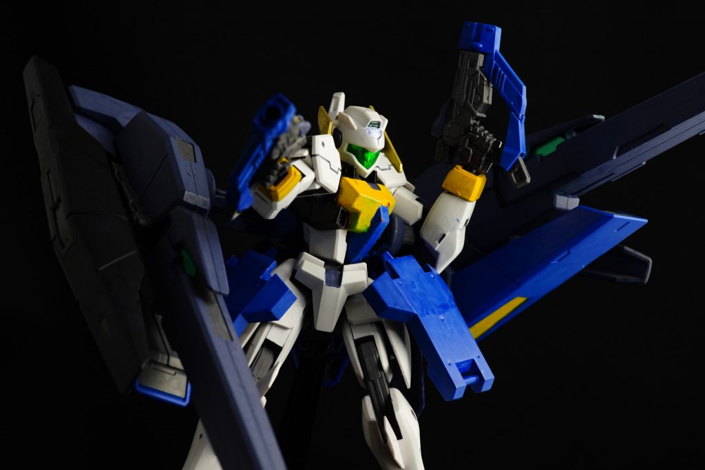 新開発のGNビームピストルIIIを両手に装備する。GN-006 ケルディムガンダム が装備したGNビームピストルII の流れを組み、GN-010 ガンダムサバーニャ が装備するGNピストルビットとは別系統である。ブレイドは内蔵していない。
バックパックユニットやGNドライヴユニットは柔軟に稼働し、GNアーチャー本体の可動域に干渉しにくい。