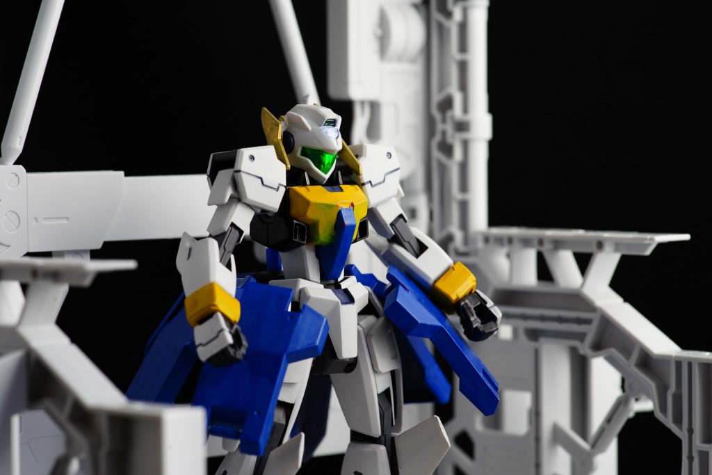 ソレスタルビーイングのラボで組み上げられるGNアーチャー。