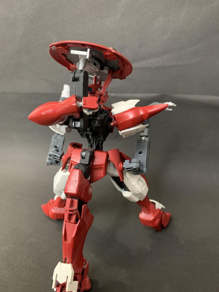 MA形態バック
火星という荒地で作業するための機体(使命も別にありましたが)ですので、今回はアームを増やしてみました。三脚は全部ザラキエルにしたかったのですが直前で冷静になりました。