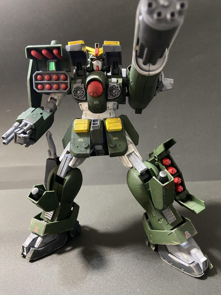 エアマスターと違い、レオパルドはデカールとウェザリングの汚し塗装をしています。
実は自分の1番好きなMSなので頑張って作成しました。