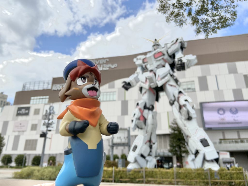 ガンダムベース東京前で撮影。