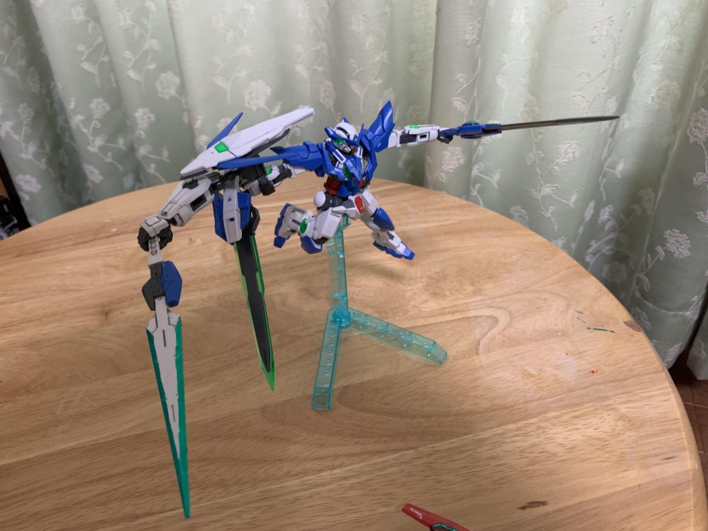 改造武装2
GNビックアームズシールド&GNビックロングブレードI I
旧100分の1エクシアの残骸が家で発見されたので合わせました。可動もある程度ならします。ロングブレードも同じキットのものでリペア2のGNブレードみたく緑で塗装しました。