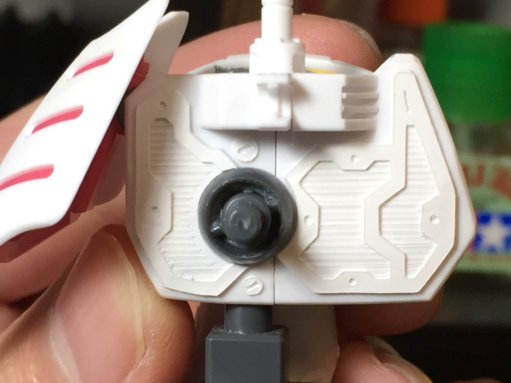 カッティングプロッターで切り出したプラ板を貼り付け。